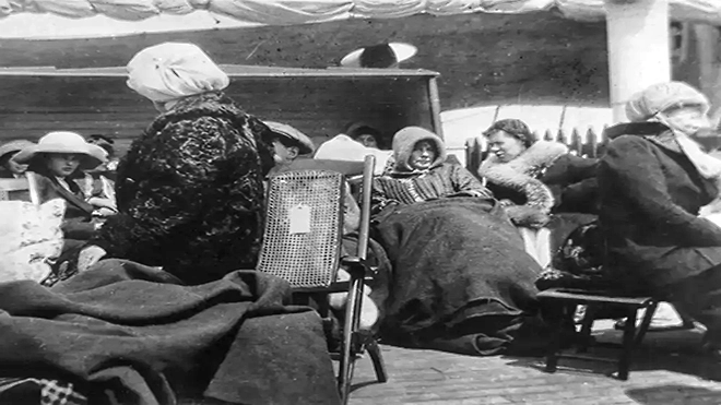 صورة لعدد من الناجين على متن السفينة كارباثيا